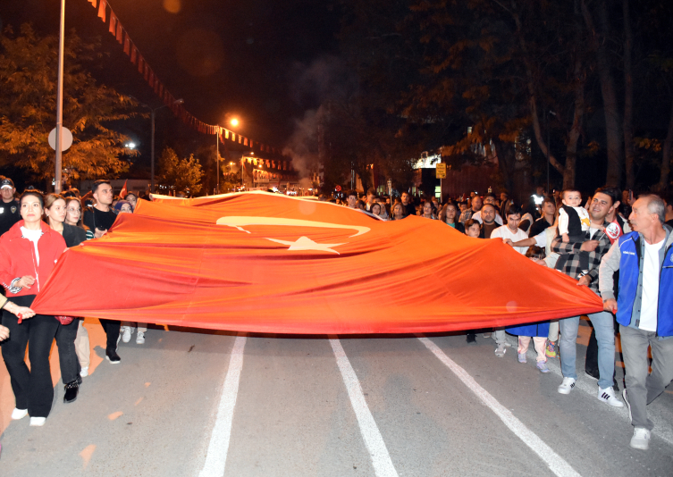 Cumhuriyet’in 100’üncü yılına fener alaylı kutlama